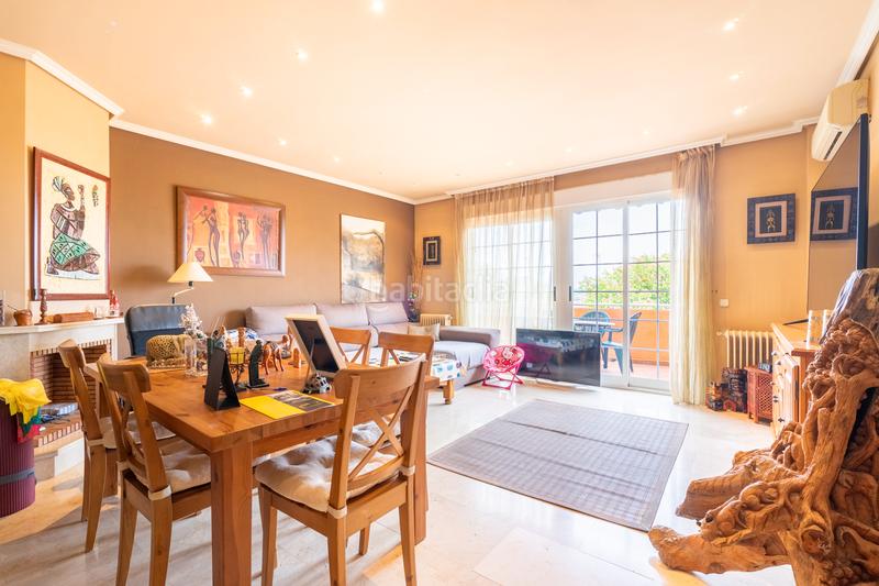Foto 302a8894-22d8-4ddd-9bf3-00aebefc3f1f. Semi detached house with fireplace heating parking pool in Móstoles