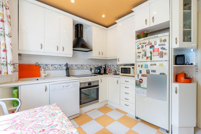 Foto 897fb932-a88d-4053-969b-b659ea8dd43b. Semi detached house with fireplace heating parking pool in Móstoles