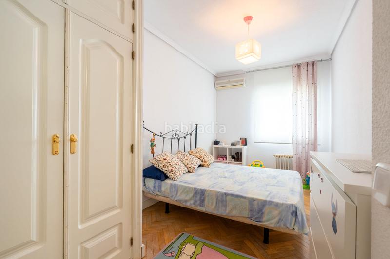 Foto e6150f8a-c34f-4438-b4d7-301aa79edb9e. Semi detached house with fireplace heating parking pool in Móstoles