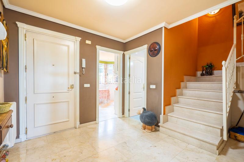 Foto eeb97984-b9c4-44b6-8a16-856da18d451a. Semi detached house with fireplace heating parking pool in Móstoles