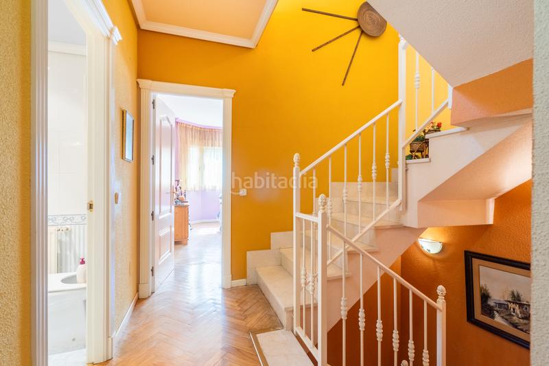 Foto f00f8c56-71f0-4f99-a2b0-93014dc78eb7. Semi detached house with fireplace heating parking pool in Móstoles