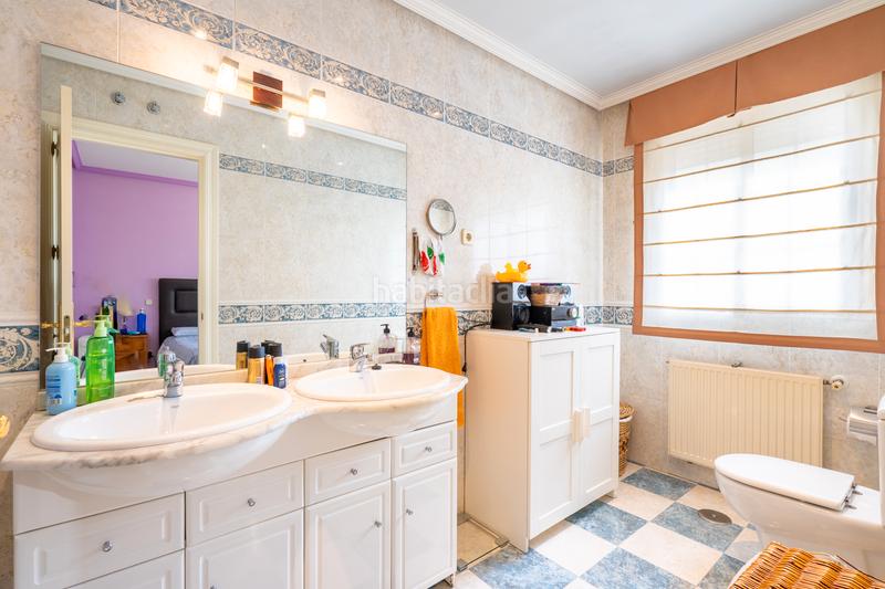 Foto f62c23d9-9de8-43e3-ac49-96db3c1c2dba. Semi detached house with fireplace heating parking pool in Móstoles