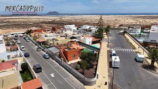 Casa en Corralejo. Amplia villa independiente en venta  corralejo, junto al parque