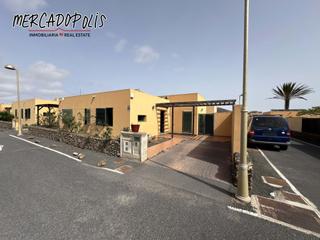Casa en Corralejo. Chalet pareado con jardn privado y paneles solares en tamaragua