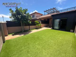 Casa adossada en Majanicho. Chalet adosado con jardn y solrium privado en origo mare  laja