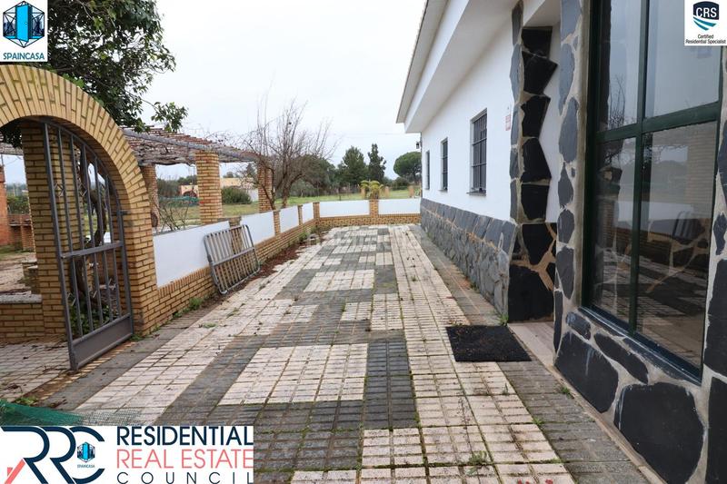 Foto c7fc1987-2613-4880-a6f7-4998397474f5. Chalet with fireplace heating parking pool in Gibraleón