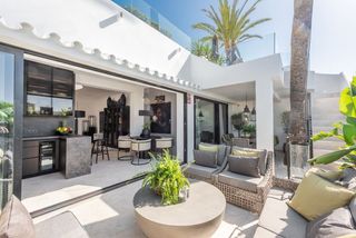 Reihenhaus en Las Lomas de R�o Verde. 67073 adosada de lujo en oasis club primera l�nea de playa en la