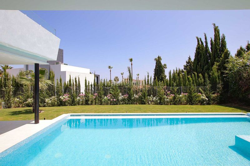 Foto 6efae973-32ea-4eb5-9d11-2b217901beb8. Casa amb aparcament piscina a altos de Estepona Estepona