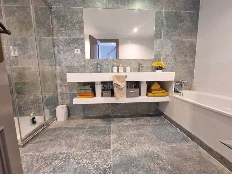 Foto 40a1ca5d-4549-4d85-9a1f-98bfa4838c79. Casa adossada amb aparcament piscina a Nueva Atalaya Estepona