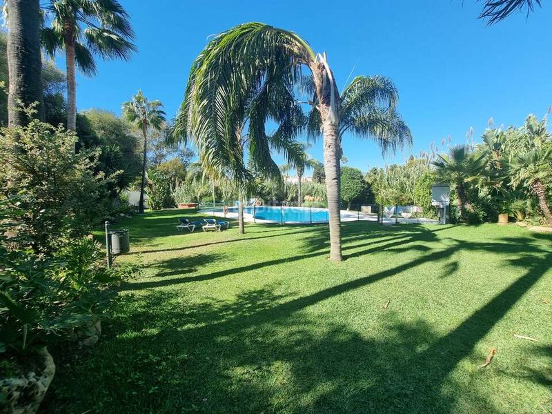 Foto 4d452185-ea07-47fc-8e1d-303ec478fdb4. Casa adossada amb aparcament piscina a Nueva Atalaya Estepona