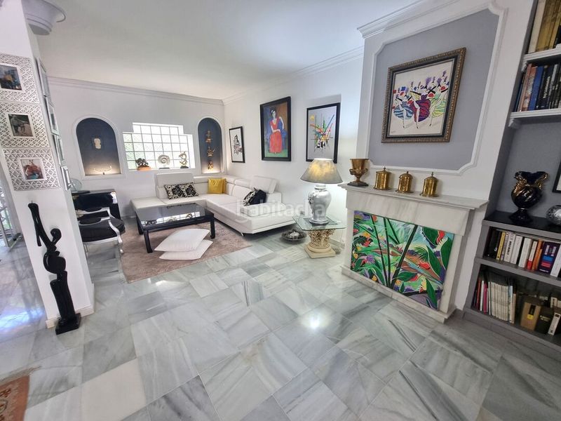 Foto 75347bbd-84f5-43a5-a8df-ce4486abe718. Casa adossada amb aparcament piscina a Nueva Atalaya Estepona