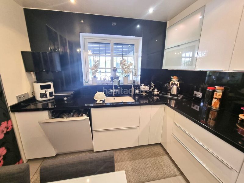 Foto a47c30ec-aa18-4eb2-bc84-94eeb0a25da4. Casa adossada amb aparcament piscina a Nueva Atalaya Estepona