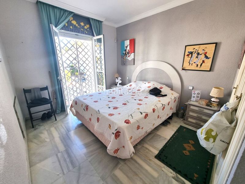 Foto b2a36ed4-6980-423b-91d5-0fb885cabd49. Casa adossada amb aparcament piscina a Nueva Atalaya Estepona