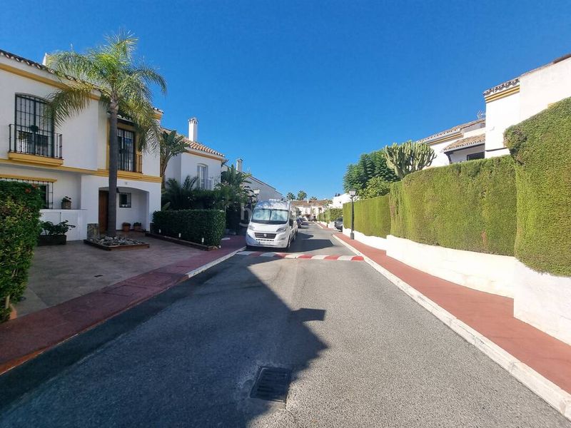 Foto e18e5491-8b4e-4619-ab6d-52b2416d78a5. Casa adossada amb aparcament piscina a Nueva Atalaya Estepona