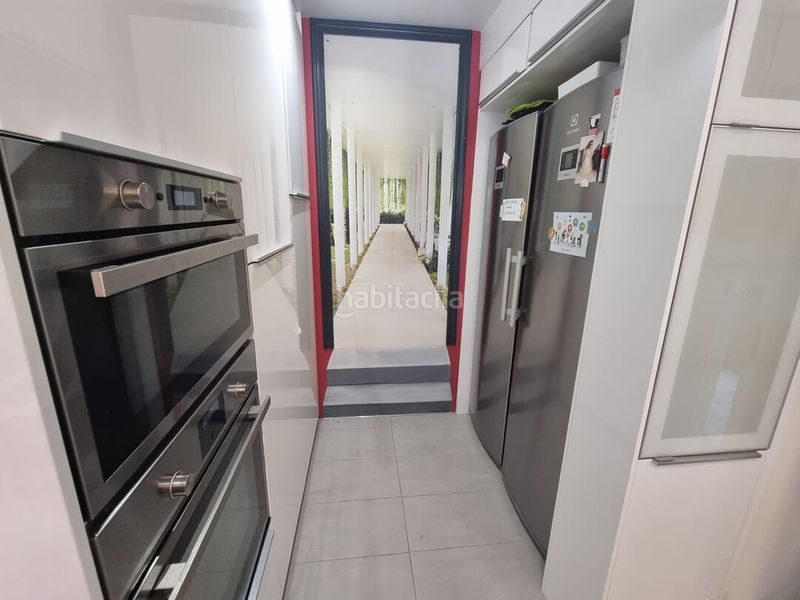 Foto f8806dae-86e0-4330-a4cd-8a70182696b6. Casa adossada amb aparcament piscina a Nueva Atalaya Estepona