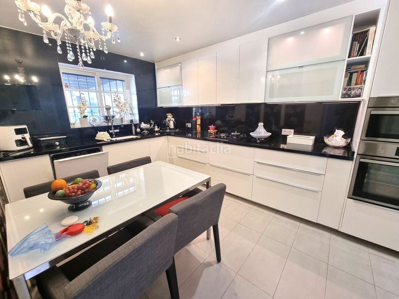 Foto fecbd19f-245b-4c9e-b3c8-26639ad7499a. Casa adossada amb aparcament piscina a Nueva Atalaya Estepona