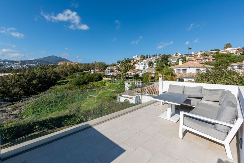 Foto 0f105f34-f57a-4587-be84-ab9cd3d69a54. Casa amb aparcament piscina a Las Brisas Marbella