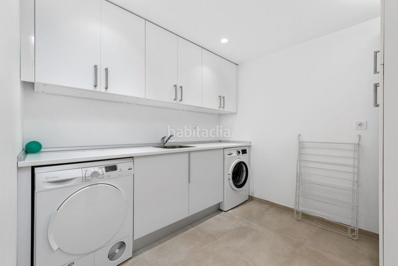 Foto c6b04fc3-fce4-4ac8-865b-099de8bf5a79. Casa amb aparcament piscina a Las Brisas Marbella