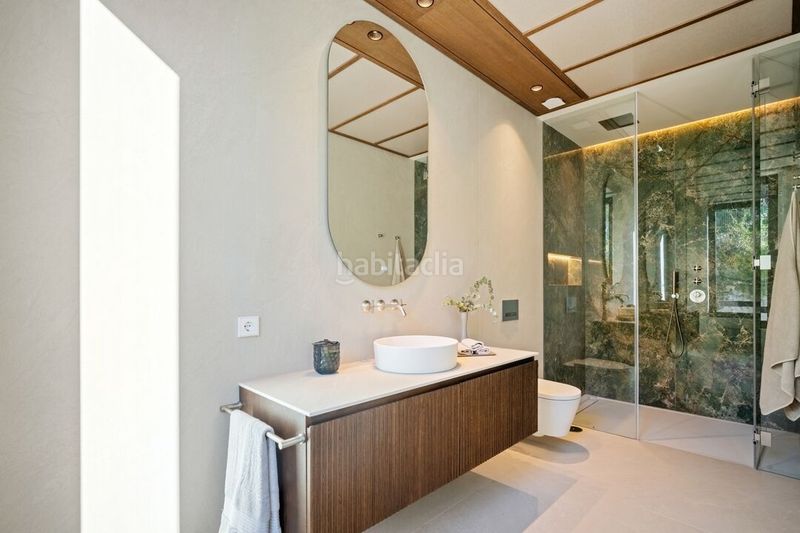 Foto fc999ba0-acd5-4a87-b621-ca3443ea325e. Casa amb aparcament piscina a La Quinta Benahavís