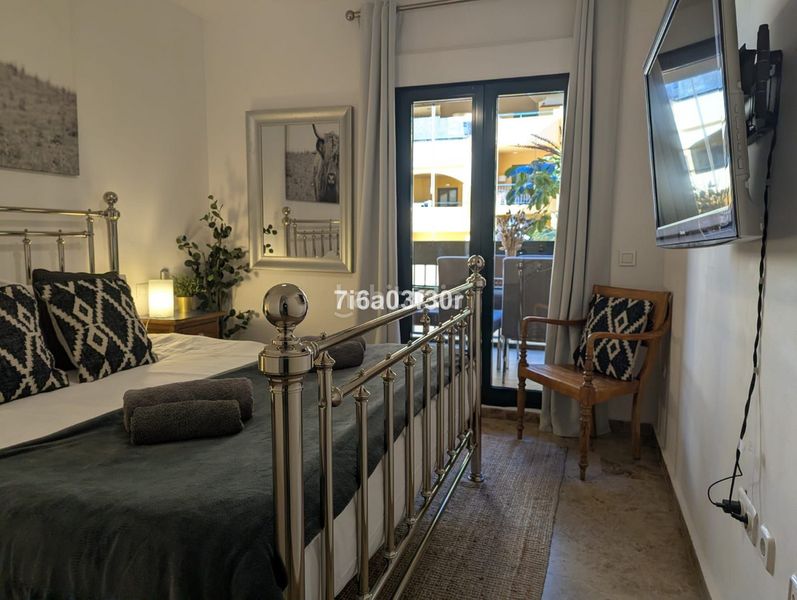 Foto e23a3bc1-6569-49d0-8108-47909a1293a4. Apartament amb calefacció aparcament piscina a Nueva Alcántara Marbella