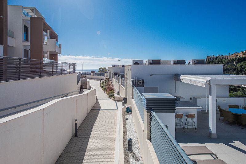 Foto ffead69d-6370-4097-883d-1dd372352cc0. Apartament amb aparcament piscina a Guadalobón Estepona