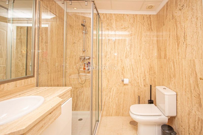 Foto ea1d6e1c-d3c0-4f5a-b292-bfcc24f380a9. Apartament amb aparcament piscina a Santa María Marbella