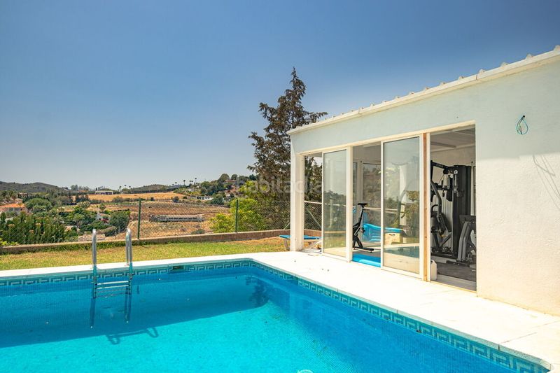 Foto 053df1ed-228c-4f66-94a7-d27cfa27bc0f. Casa amb aparcament piscina a El Velerín Estepona