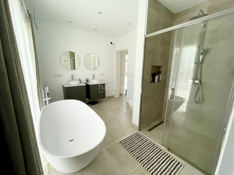 Foto 788823c2-4112-40cb-a4b7-ba7b0db61e3c. Casa amb aparcament piscina a El Velerín Estepona