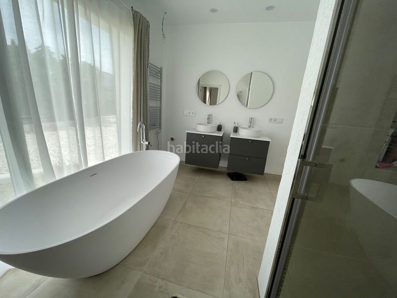 Foto 9daebdd6-5533-4c1b-ba92-c0f0448683b0. Casa amb aparcament piscina a El Velerín Estepona
