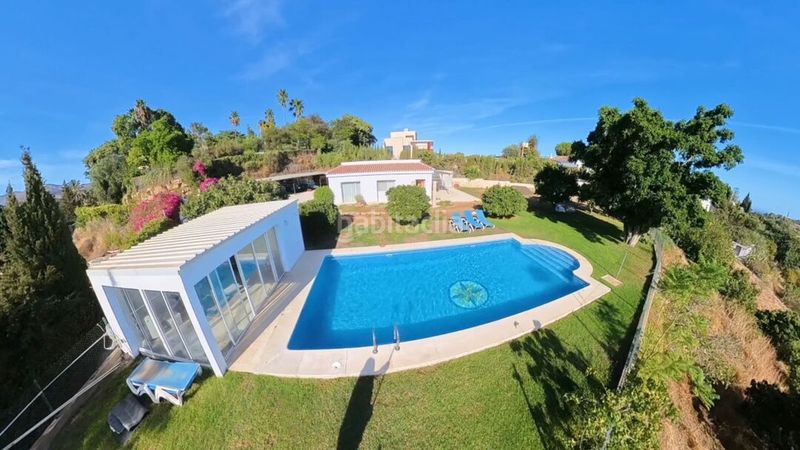 Foto a5f84800-7d68-4280-9656-488bba5f729e. Casa amb aparcament piscina a El Velerín Estepona