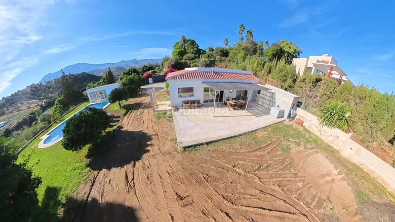 Foto a837de2f-215b-48d2-898a-fa2e1b3eaa8d. Casa amb aparcament piscina a El Velerín Estepona