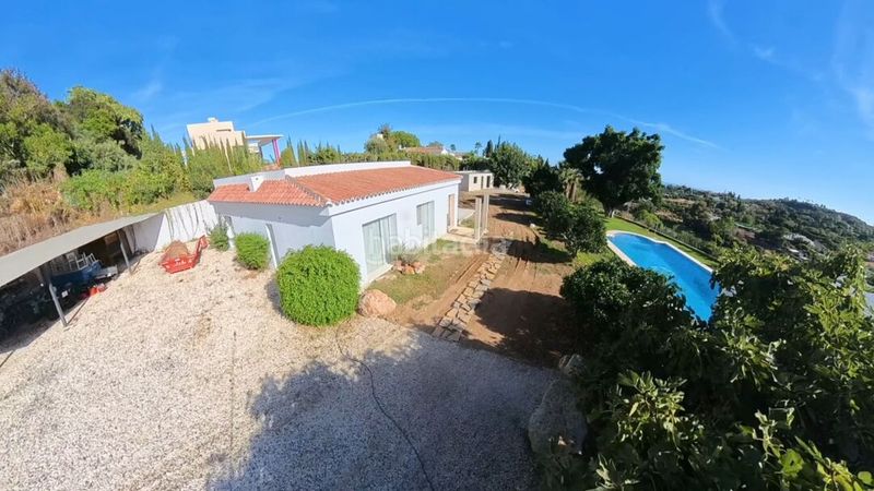 Foto b2e7c405-d902-4ccf-bc20-d6e8bdcb66a5. Casa amb aparcament piscina a El Velerín Estepona