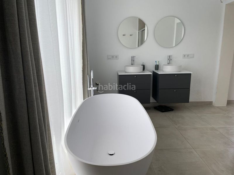 Foto c7e50c97-bb03-40aa-acfa-e86650f9d632. Casa amb aparcament piscina a El Velerín Estepona