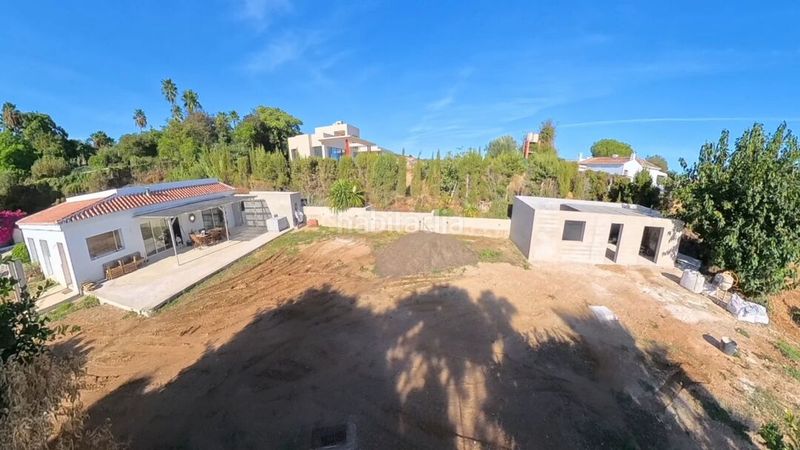 Foto d889dbbd-2157-4deb-b6ee-b3089c902585. Casa amb aparcament piscina a El Velerín Estepona