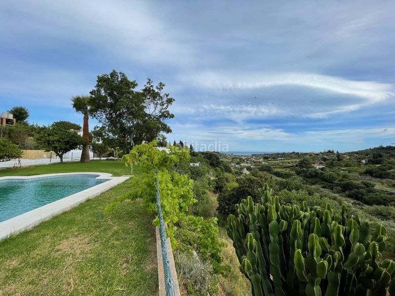 Foto fe6416cc-a06d-4aed-a4f2-f9581f856fa5. Casa amb aparcament piscina a El Velerín Estepona