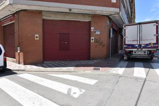 Location Local commercial  Carrer pintor fortuny. Local esquinero en centro de pineda