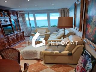 Pis  Passeig marítim. Este exclusivo inmueble se encuentra en primera línea de mar, of