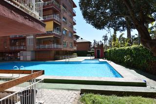 Pis a Carrer angel guimerà 47. Piso 4hab con parking y piscina comunitaria