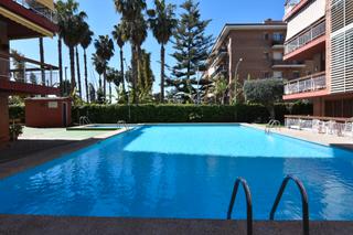 Appartement à Carrer angel guimerà 47. Piso 4hab con parking y piscina comunitaria