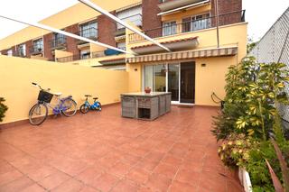 Doppelhaus  Carrer noguera. Descubre esta magnífica casa esquinera en pineda de mar, complet