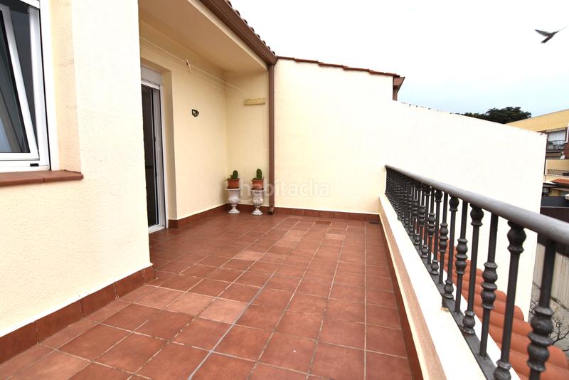 Foto 2dafc79f-4acc-4e3a-a081-8bdcce5ce67d. Casa pareada descubre esta magnífica casa esquinera , completamente restaurada y lista para convertirse en tu nuevo hogar. en Pineda de Mar