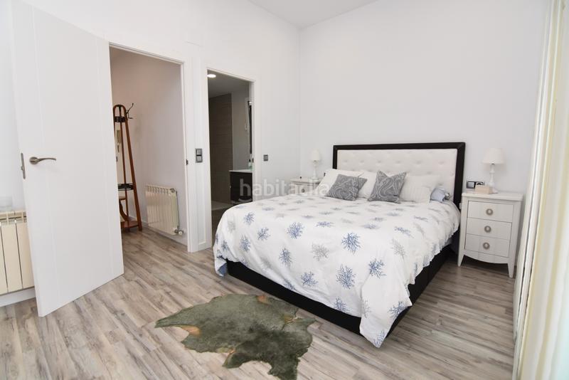 Foto 2dd68ba1-17ad-450d-a2e4-0a209a2f4f88. Casa pareada descubre esta magnífica casa esquinera , completamente restaurada y lista para convertirse en tu nuevo hogar. en Pineda de Mar