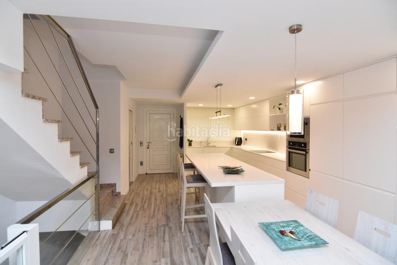 Foto 2f9c5fe0-7f94-43e8-9358-18b848ba6a0c. Casa pareada descubre esta magnífica casa esquinera , completamente restaurada y lista para convertirse en tu nuevo hogar. en Pineda de Mar