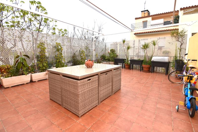 Foto 6aa3bfe0-537d-48e7-a2d3-a89a9b6c226a. Casa pareada descubre esta magnífica casa esquinera , completamente restaurada y lista para convertirse en tu nuevo hogar. en Pineda de Mar