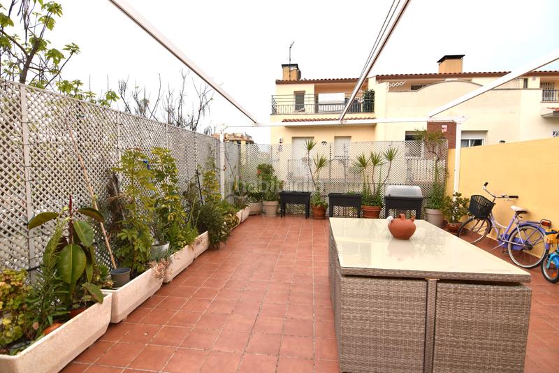 Foto 6f06129f-e600-40c0-a634-402e3171cbaf. Casa pareada descubre esta magnífica casa esquinera , completamente restaurada y lista para convertirse en tu nuevo hogar. en Pineda de Mar