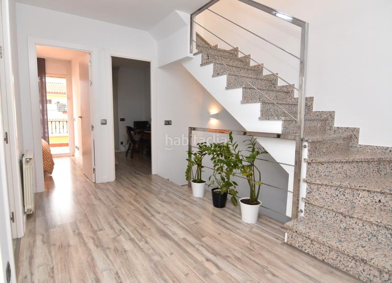 Foto 830fc762-b8b3-4345-8987-54a22ab19920. Casa pareada descubre esta magnífica casa esquinera , completamente restaurada y lista para convertirse en tu nuevo hogar. en Pineda de Mar