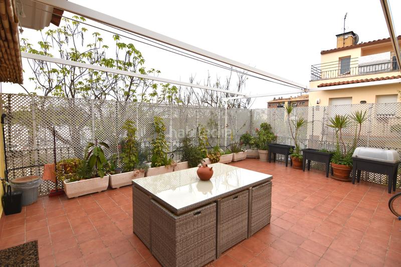 Foto 9775df1d-3ce2-4b0e-bbf8-dccea9170c22. Casa pareada descubre esta magnífica casa esquinera , completamente restaurada y lista para convertirse en tu nuevo hogar. en Pineda de Mar