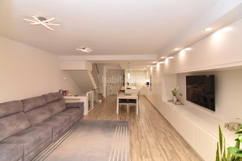 Foto bd371c82-03b6-4bc0-9a1c-b5d2a4b13d6e. Casa pareada descubre esta magnífica casa esquinera , completamente restaurada y lista para convertirse en tu nuevo hogar. en Pineda de Mar