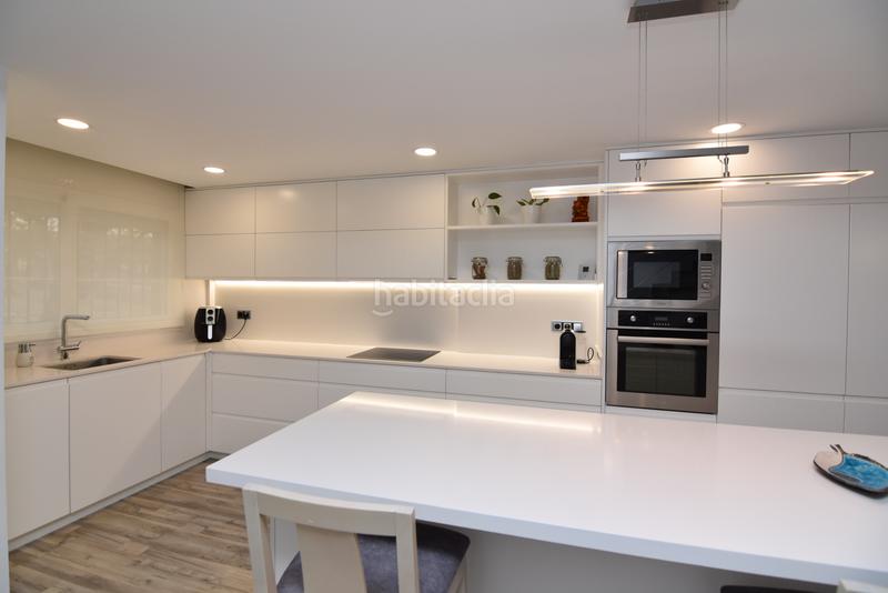 Foto c1c499c3-f735-4ba4-97e4-a09cfe6b1d25. Casa pareada descubre esta magnífica casa esquinera , completamente restaurada y lista para convertirse en tu nuevo hogar. en Pineda de Mar