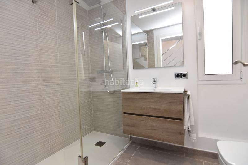 Foto c4c8a50c-d3ba-4393-aeaf-51b7fa86c065. Casa pareada descubre esta magnífica casa esquinera , completamente restaurada y lista para convertirse en tu nuevo hogar. en Pineda de Mar